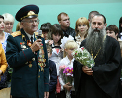 На торжественной линейке. МОУ СШ № 17. IMG 04780