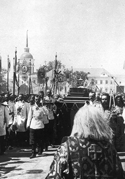 Император Николай II с членами Августейшей фамилии несут мощи прп. Серафима